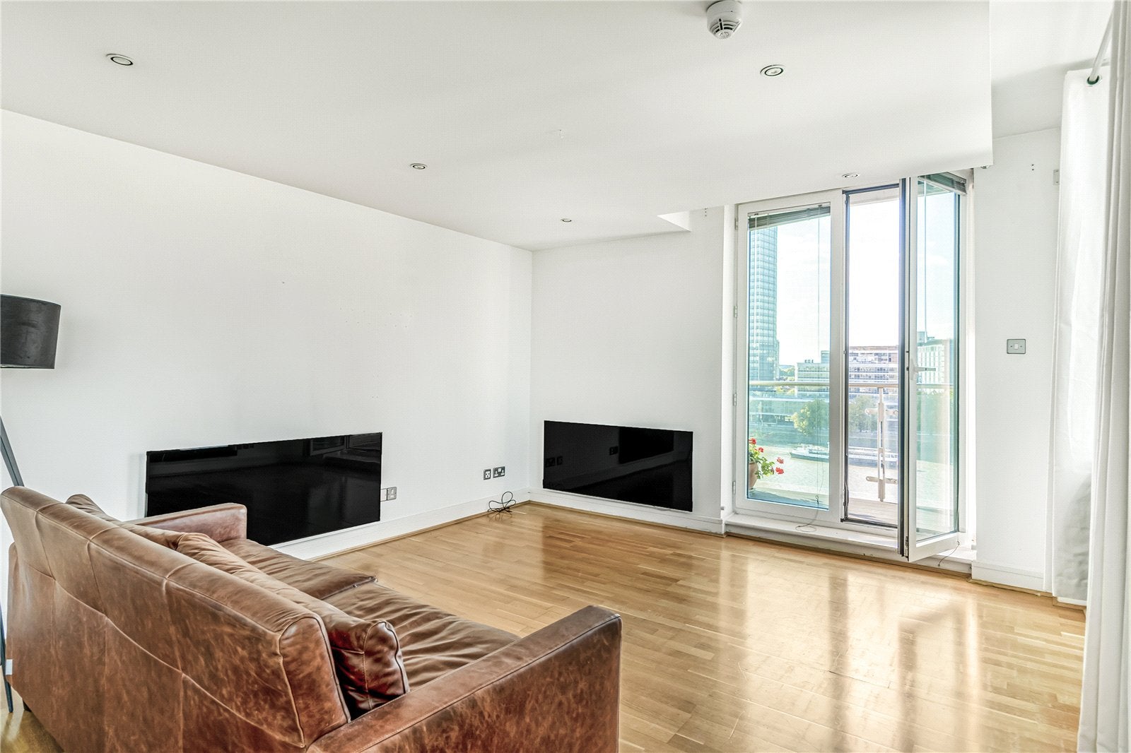 Flat Albert Embankment in Greater London