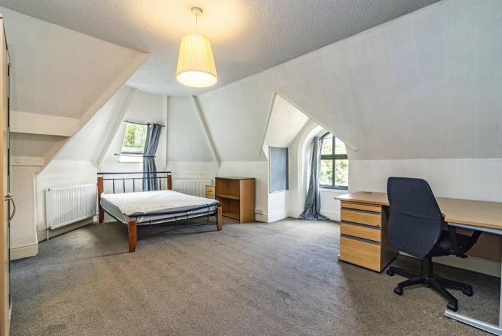 Room Forest Road West in Nottingham