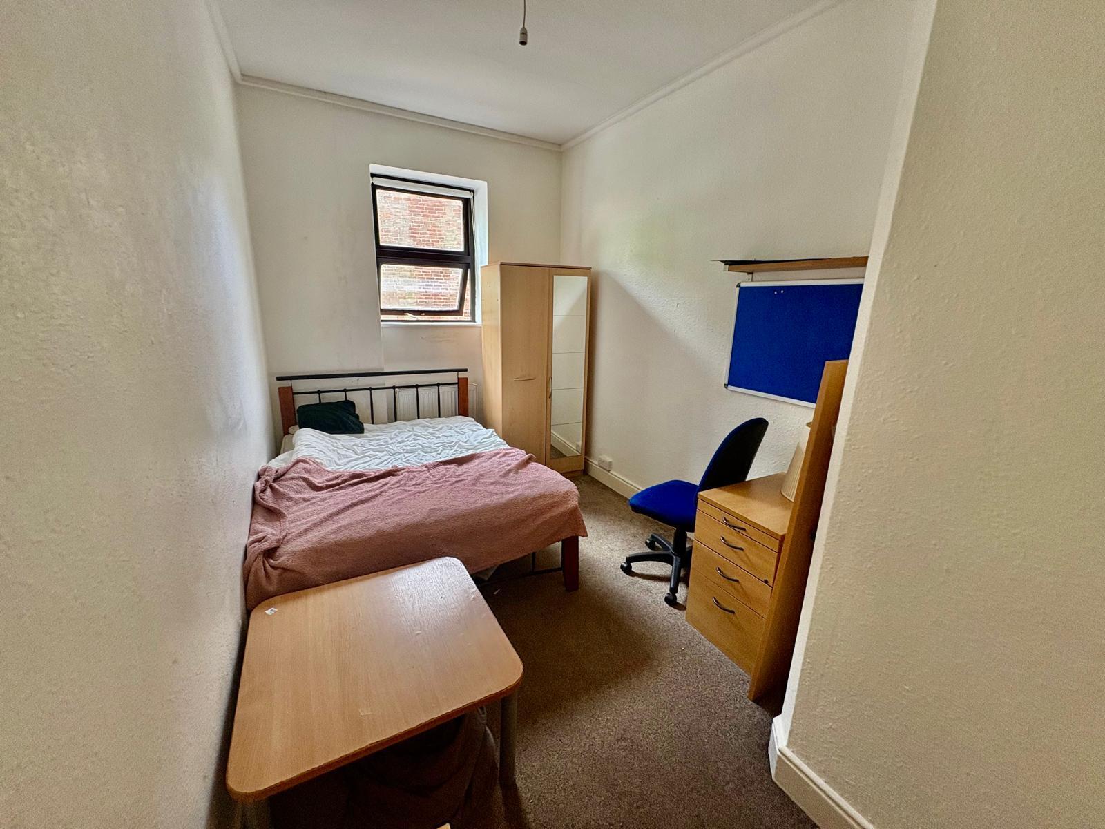 Room Forest Road West in Nottingham