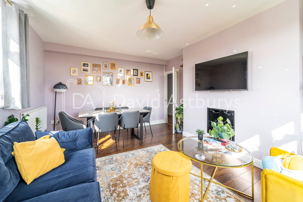 Flat Parkhurst Road in Greater London