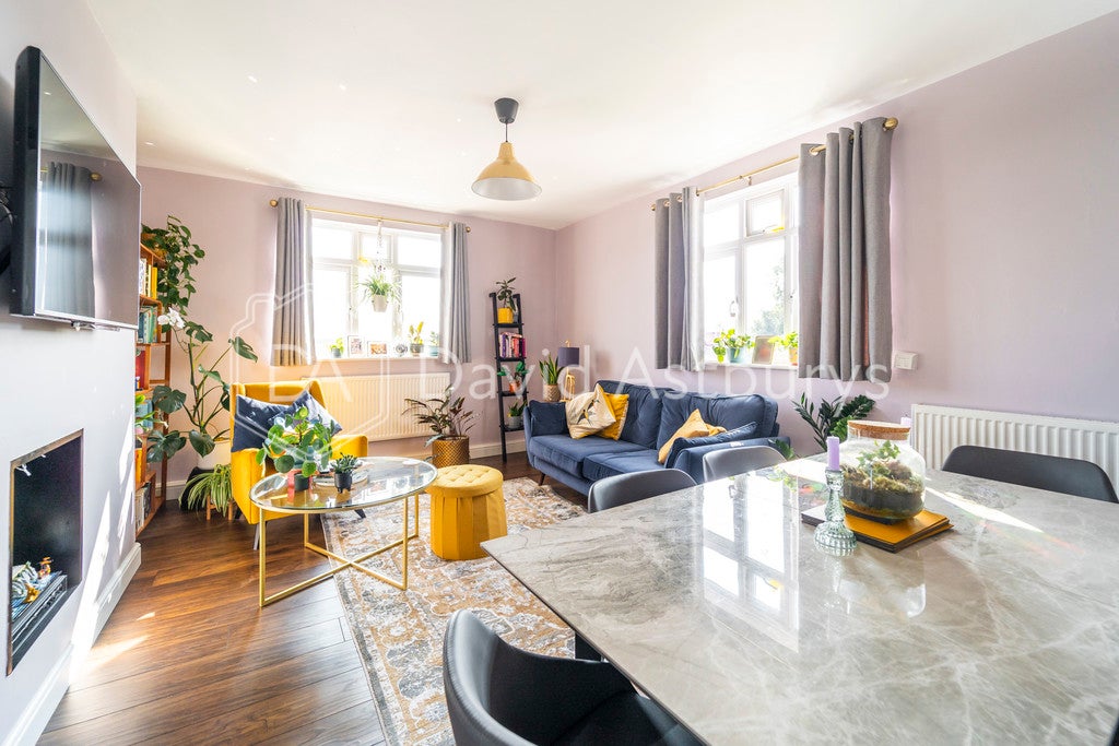 Flat Parkhurst Road in Greater London