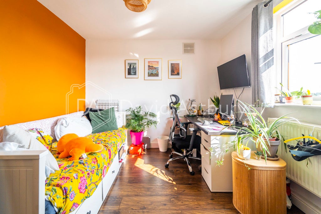 Flat Parkhurst Road in Greater London