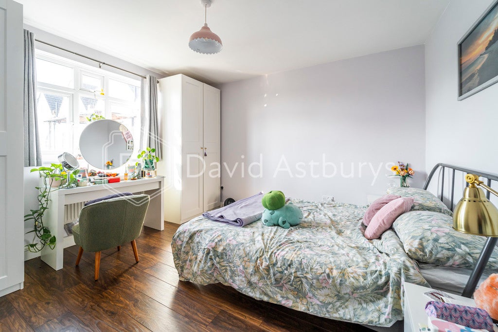 Flat Parkhurst Road in Greater London