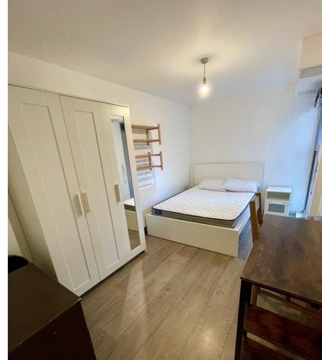 Room Wenlock Road in Greater London