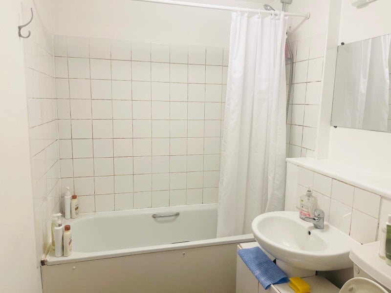 Room Wenlock Road in Greater London