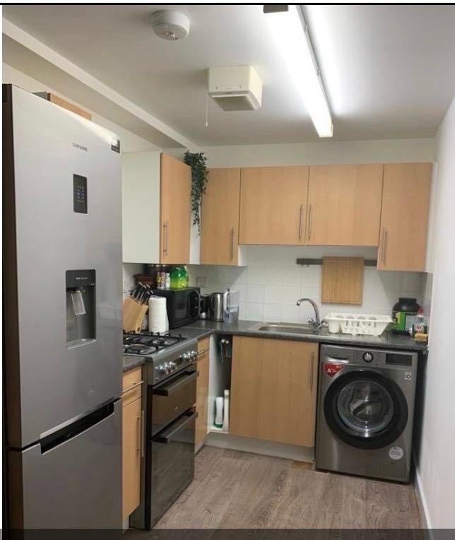 Room Wenlock Road in Greater London
