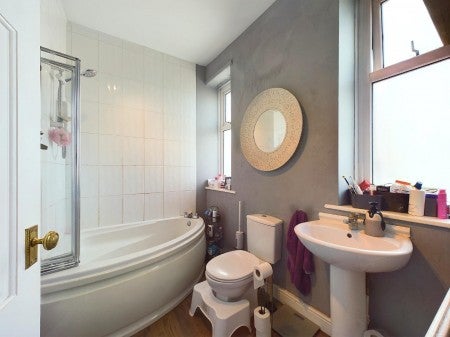 Flat Cottingley Road in Bradford