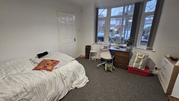 Room Ash Road in Leeds