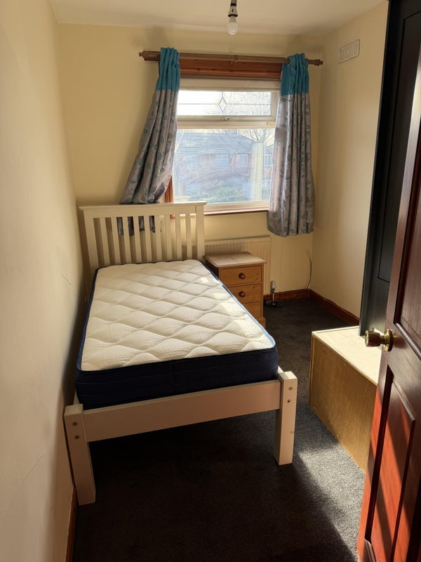 Room Yew Tree Road in Manchester