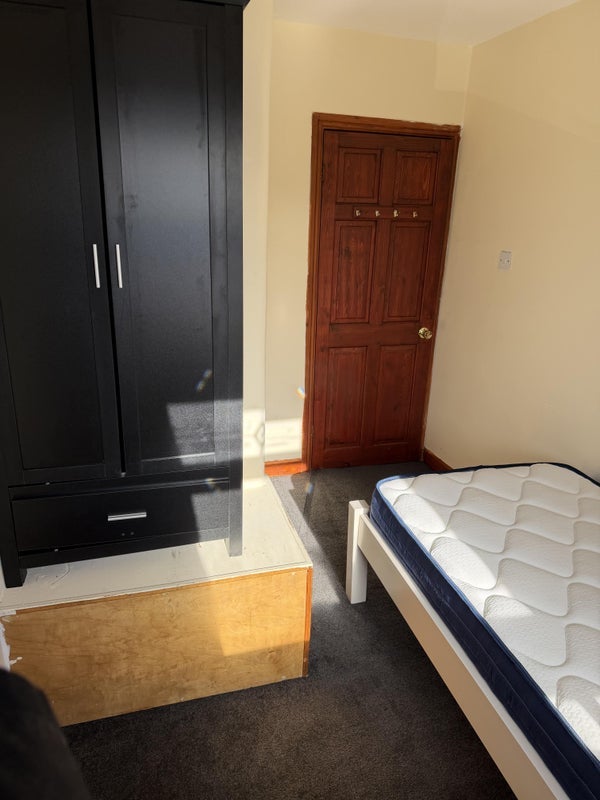 Room Yew Tree Road in Manchester