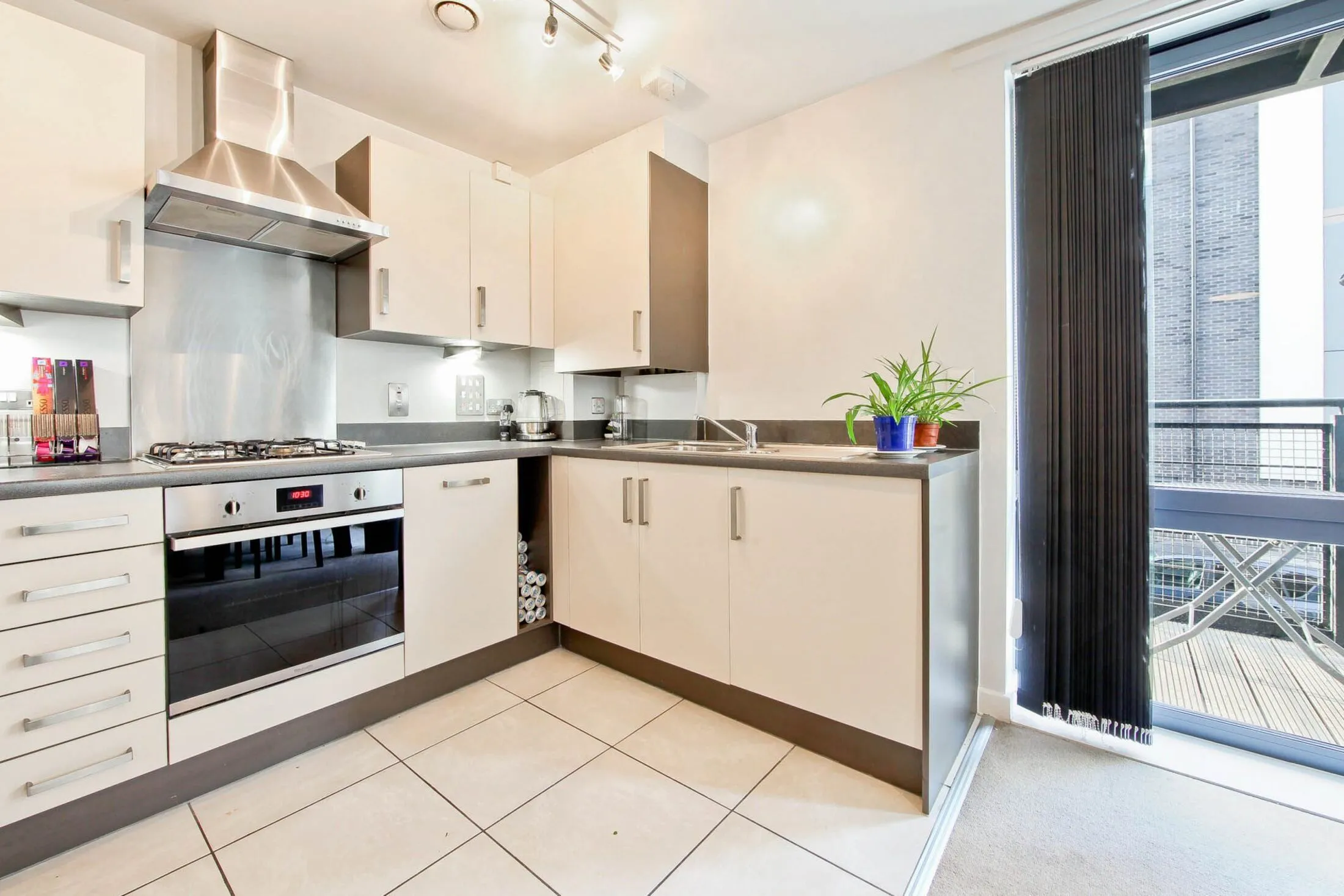 Flat Biggerstaff Street in Greater London