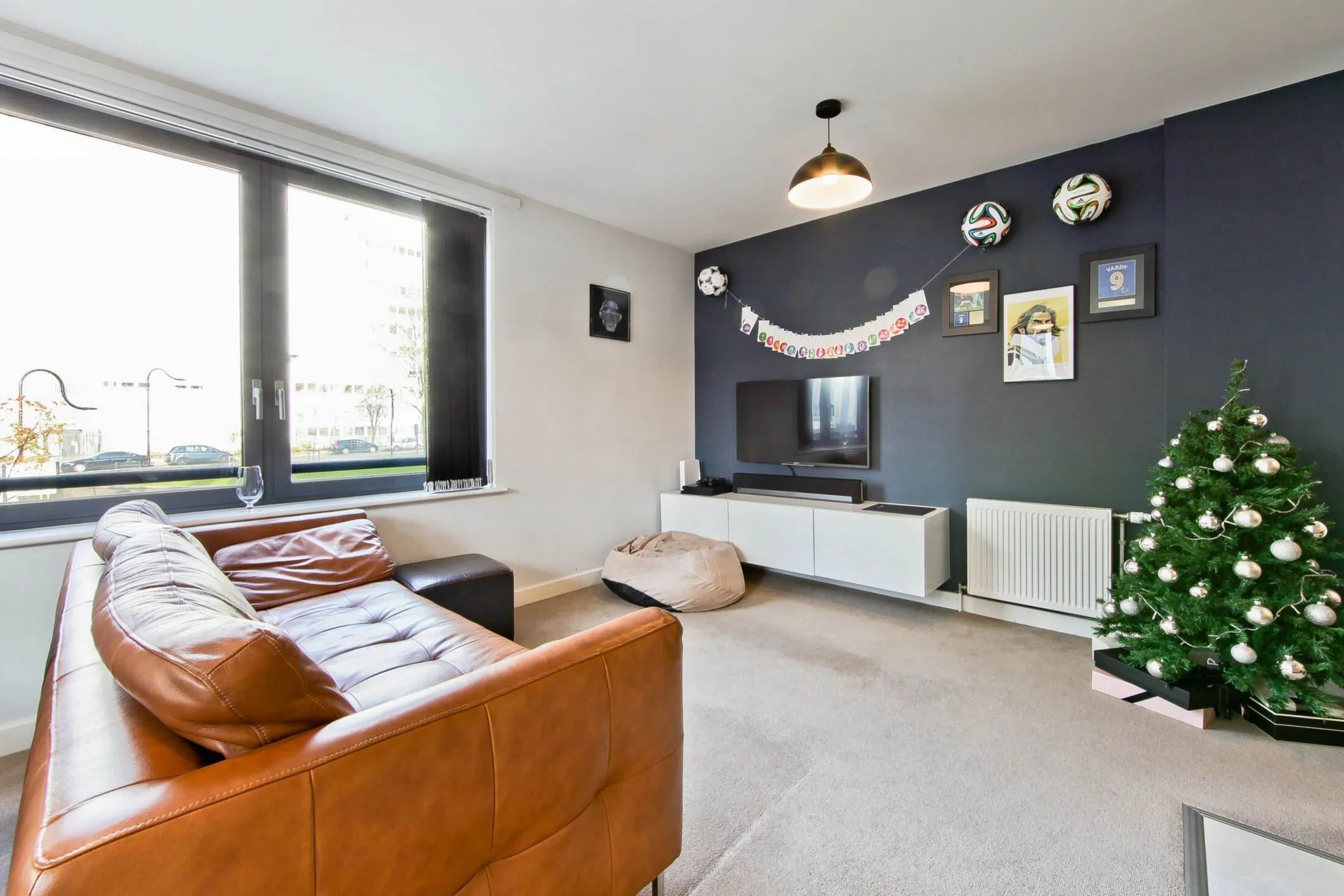 Flat Biggerstaff Street in Greater London