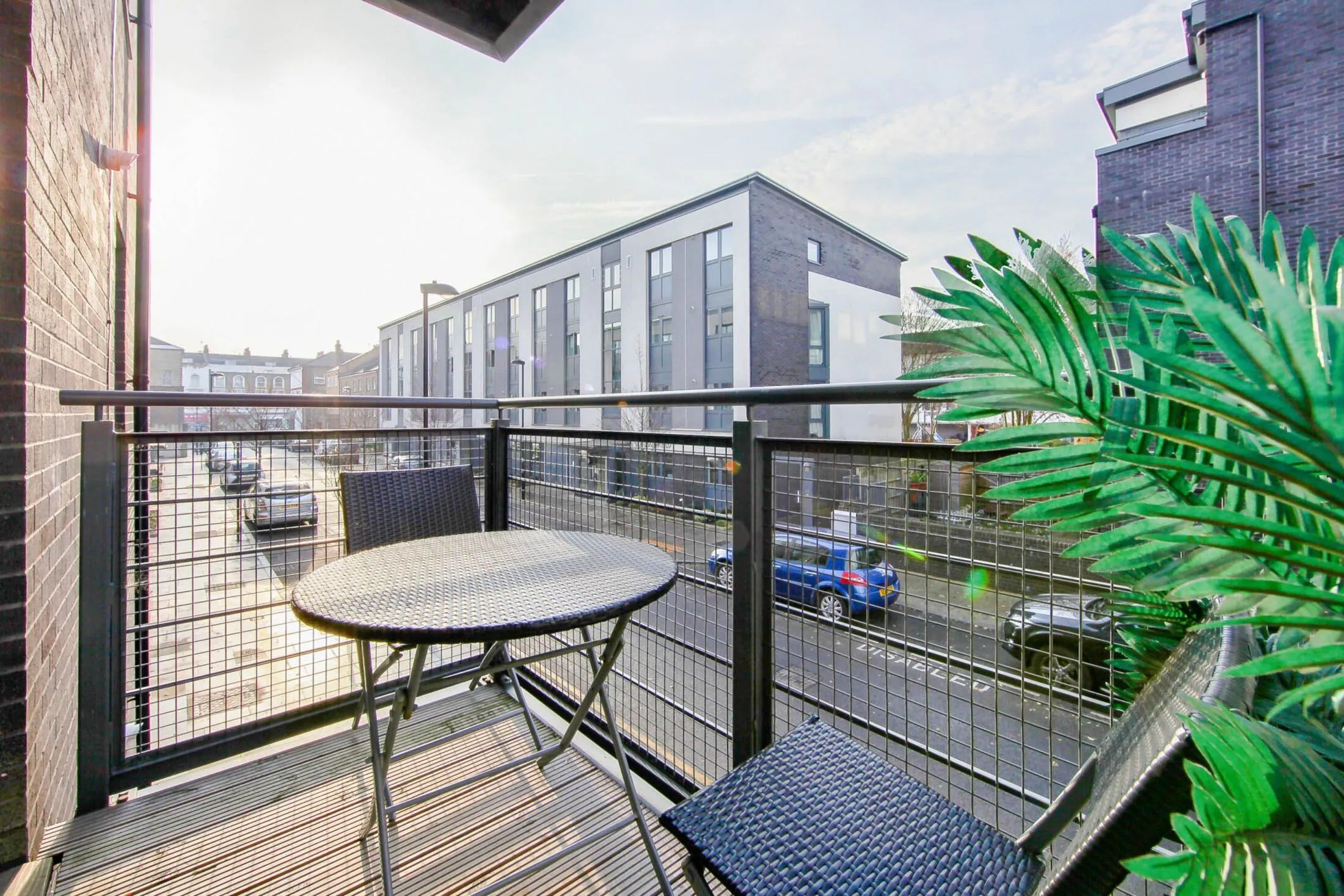 Flat Biggerstaff Street in Greater London