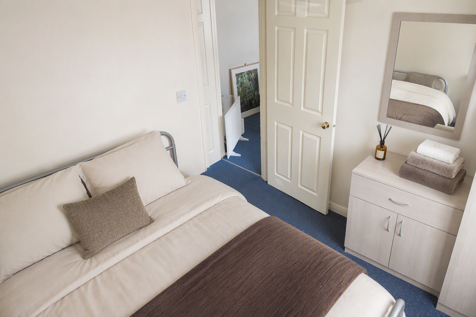 Flat Greenford Road in Greater London