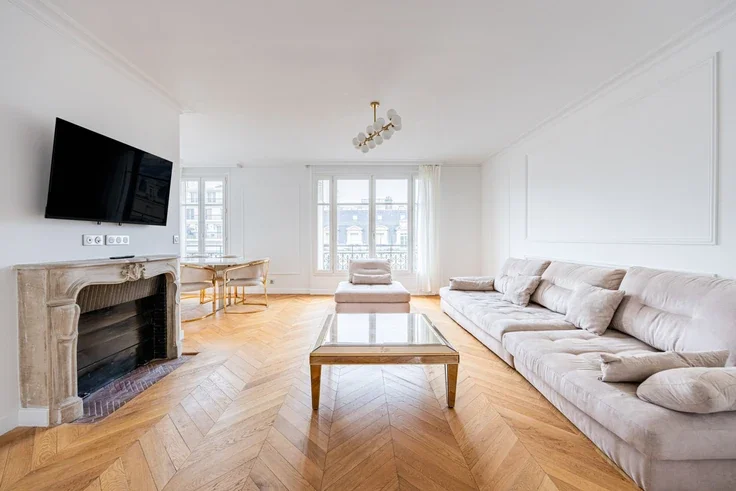 Flat Avenue Montaigne in Paris