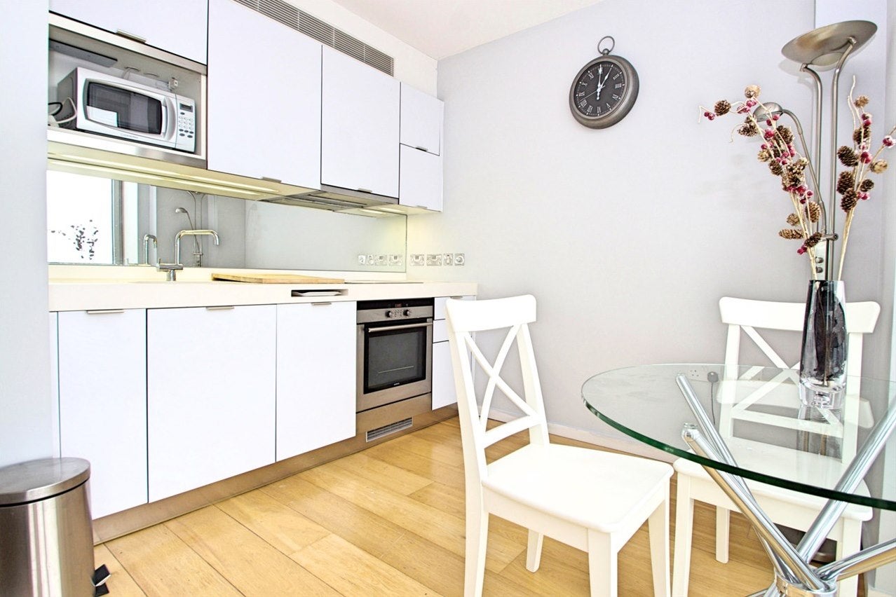 Flat Fairmont Avenue in Greater London