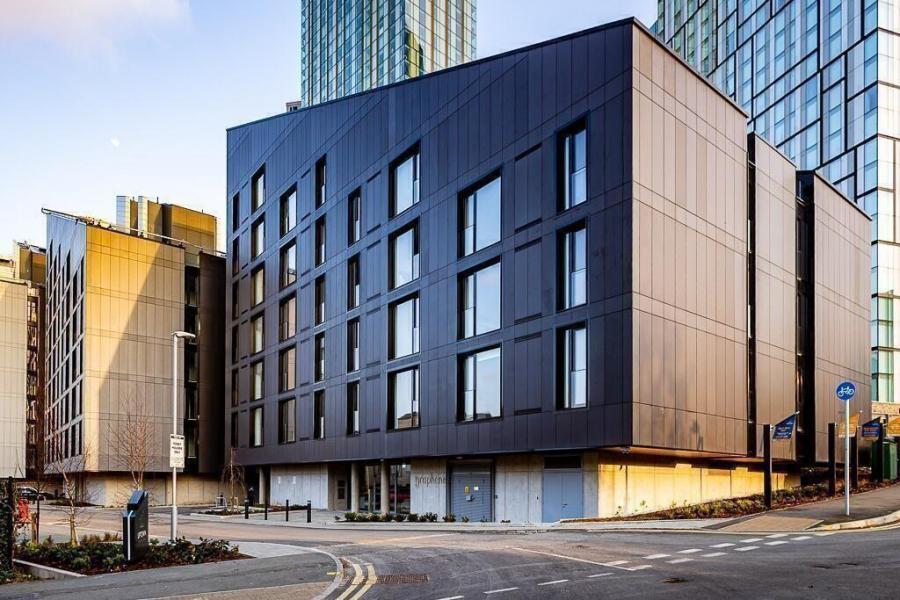 Flat Trinity Way in Salford