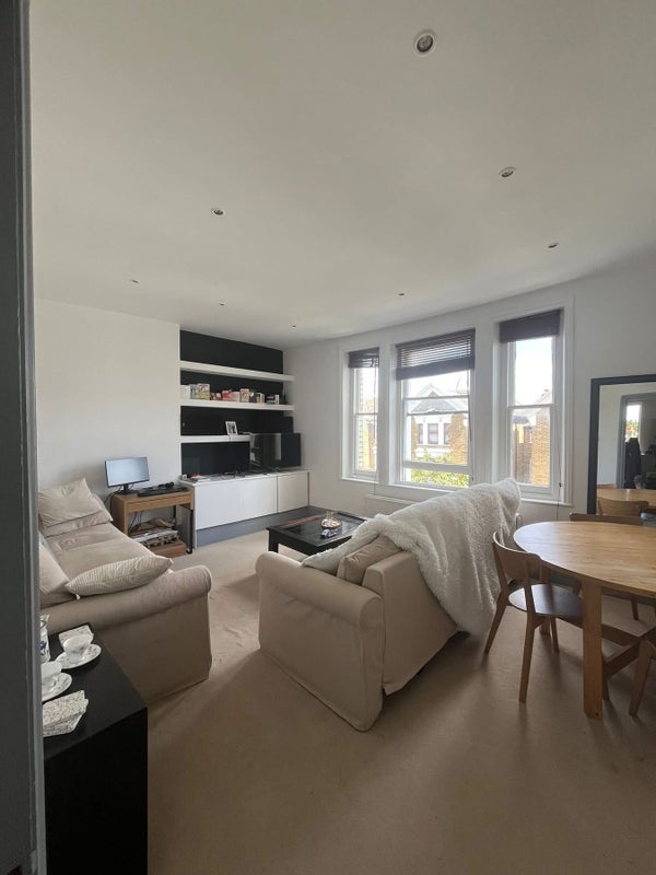 Room Sisters Avenue in Greater London