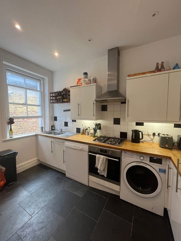 Room Sisters Avenue in Greater London
