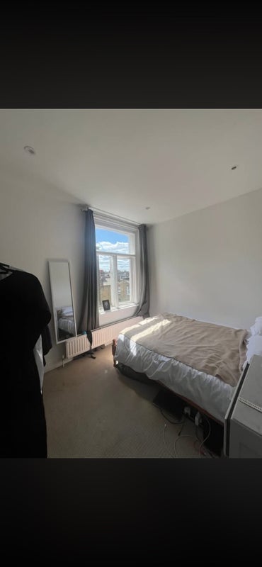 Room Sisters Avenue in Greater London