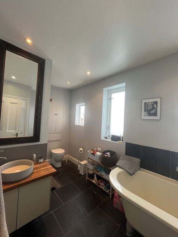 Room Sisters Avenue in Greater London