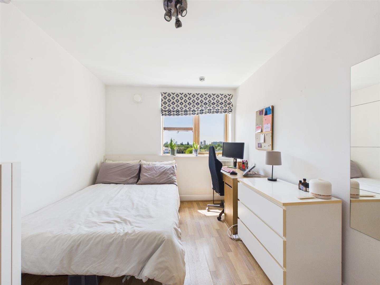 Flat Meath Crescent in Greater London