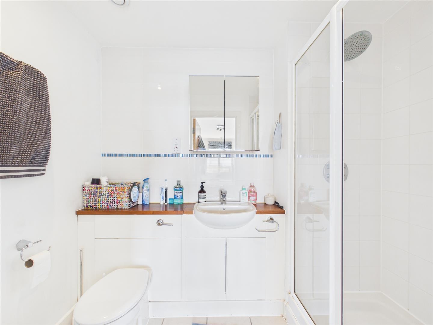Flat Meath Crescent in Greater London