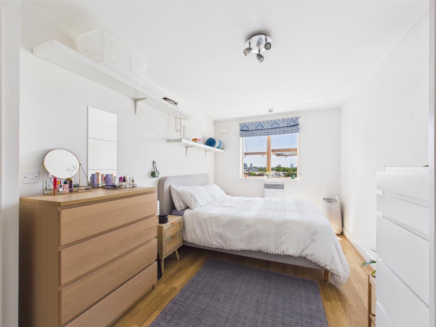 Flat Meath Crescent in Greater London