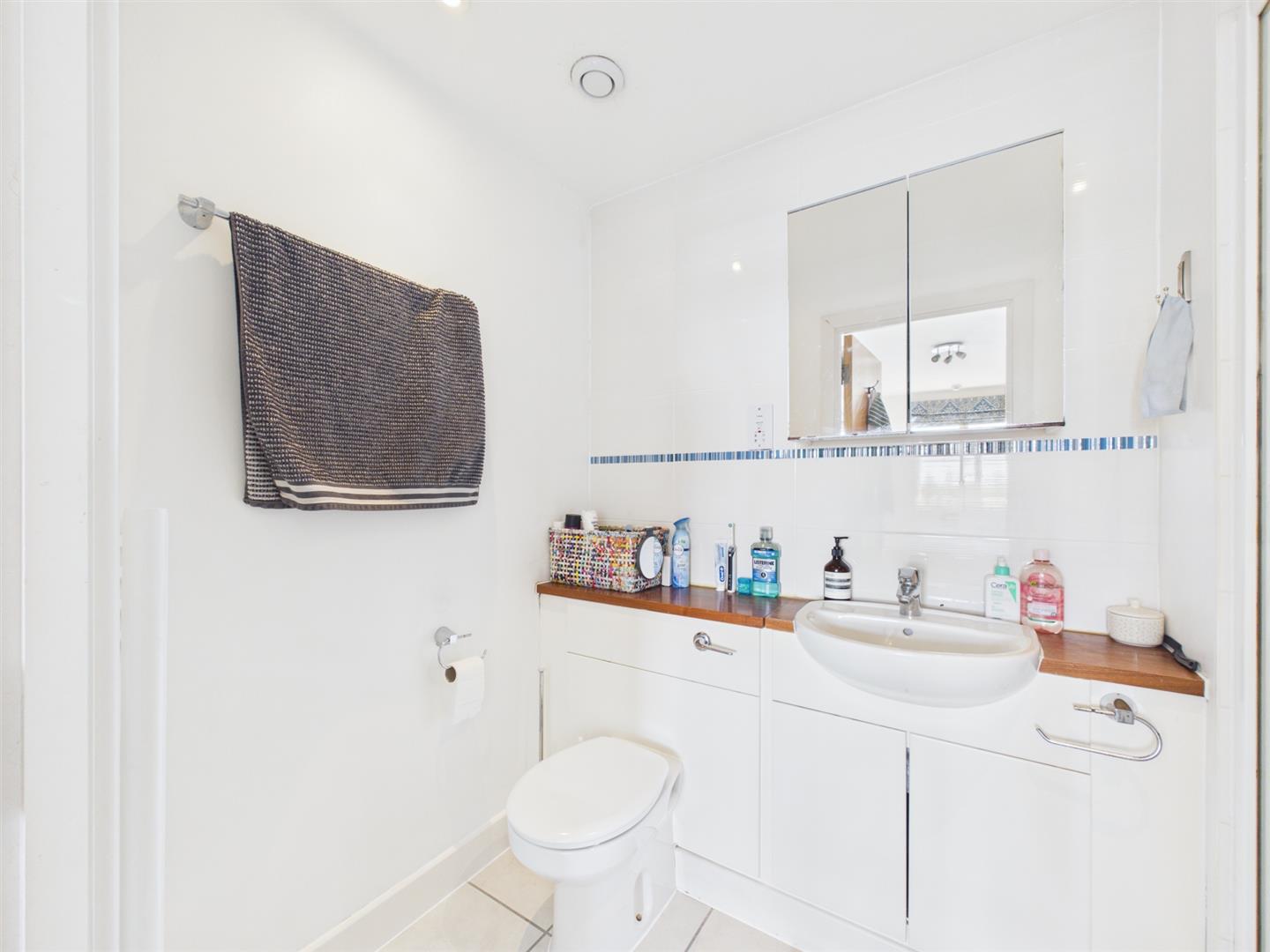 Flat Meath Crescent in Greater London