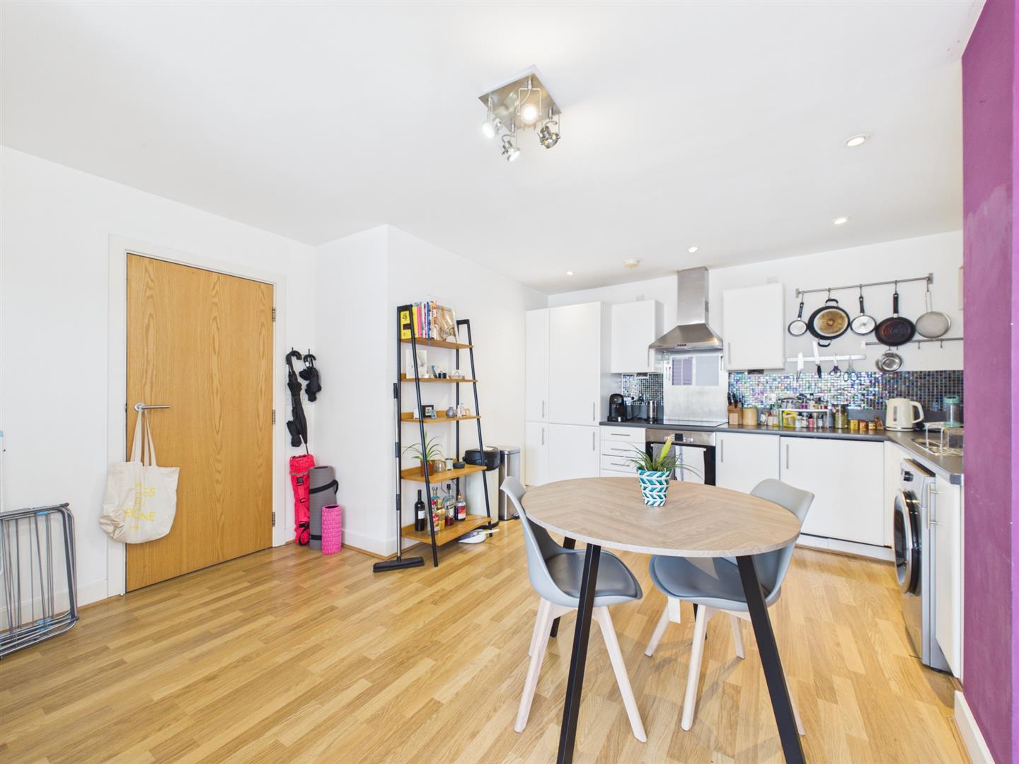 Flat Meath Crescent in Greater London