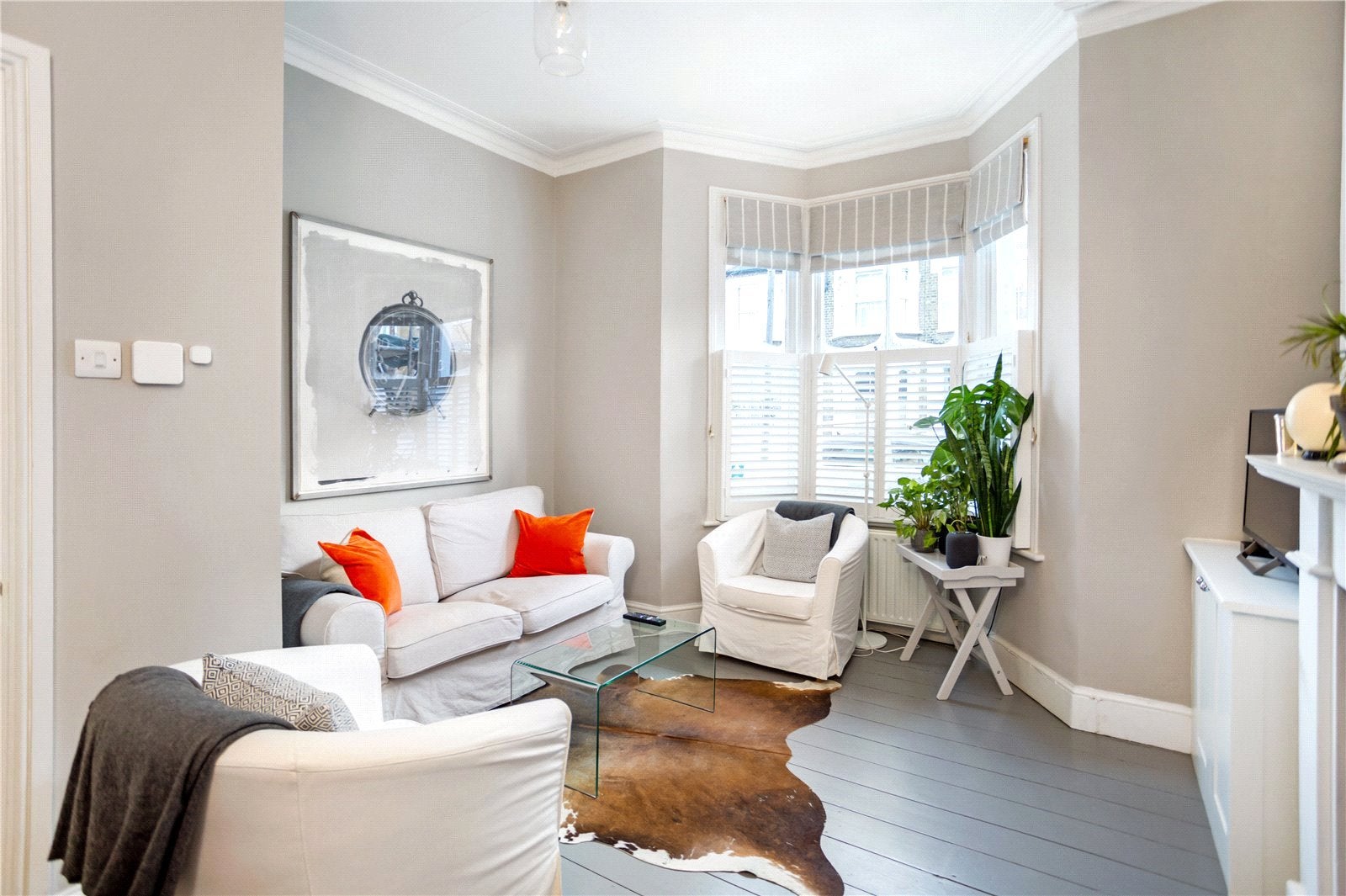 Flat Macfarlane Road in Greater London