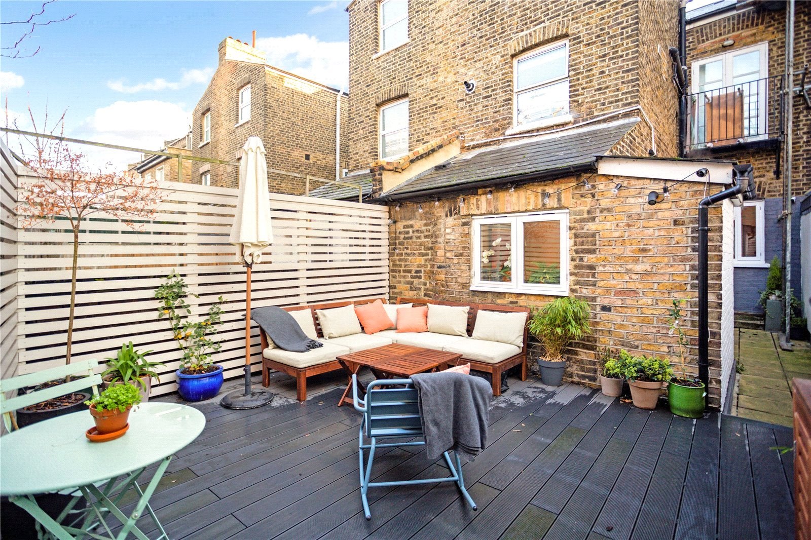 Flat Macfarlane Road in Greater London