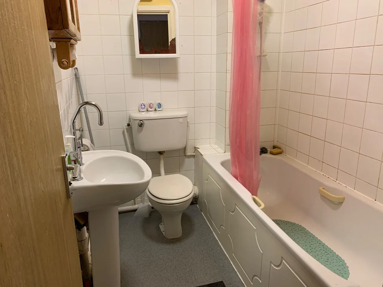 Room Christopher Close in Greater London