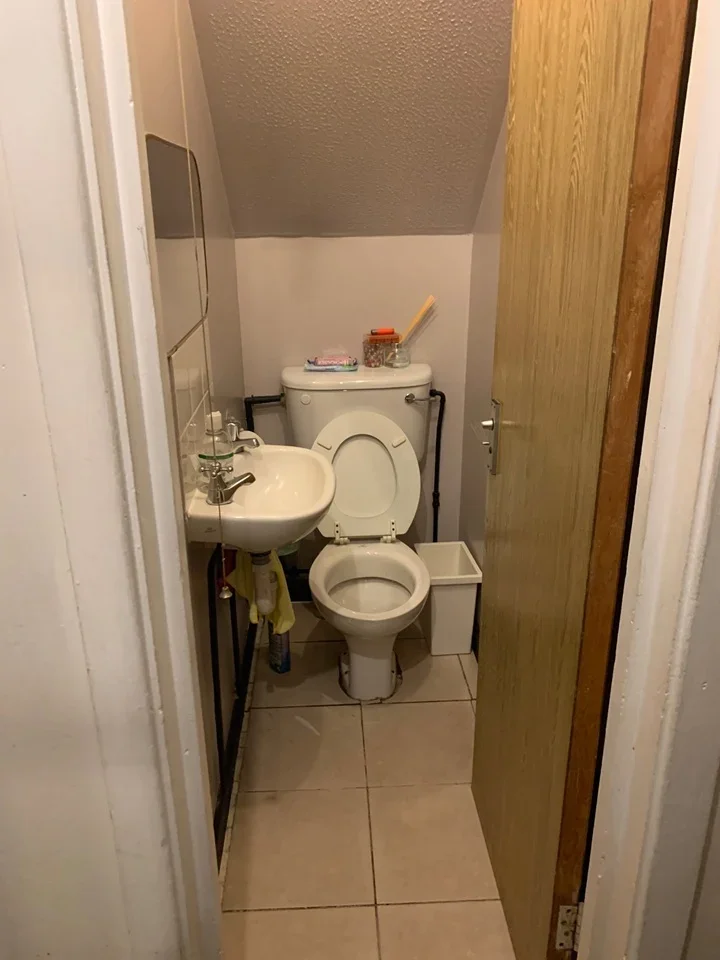 Room Christopher Close in Greater London