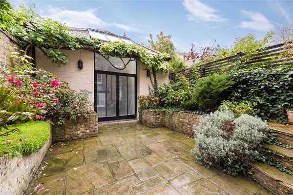 House Radnor Terrace in Greater London