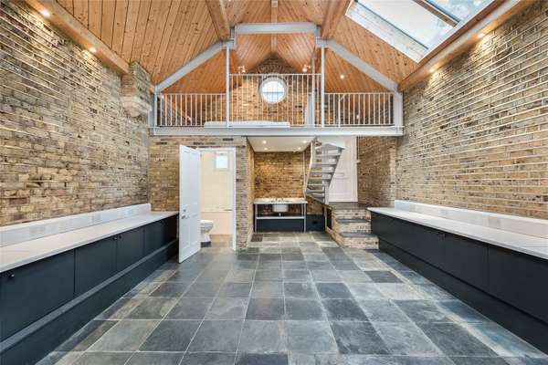 House Radnor Terrace in Greater London