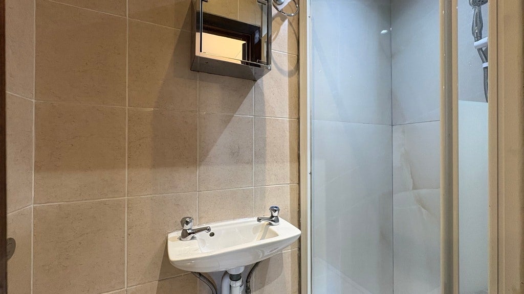 Flat Gunnersbury Lane in Greater London