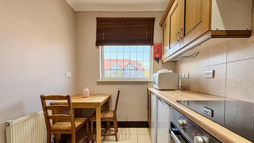 Flat Gunnersbury Lane in Greater London