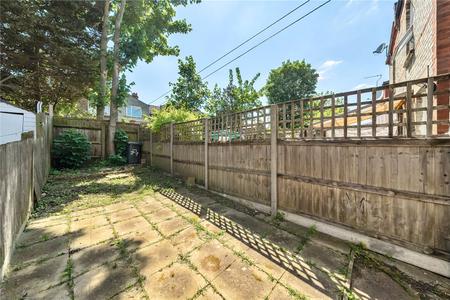 Flat Lyndhurst Road in Greater London