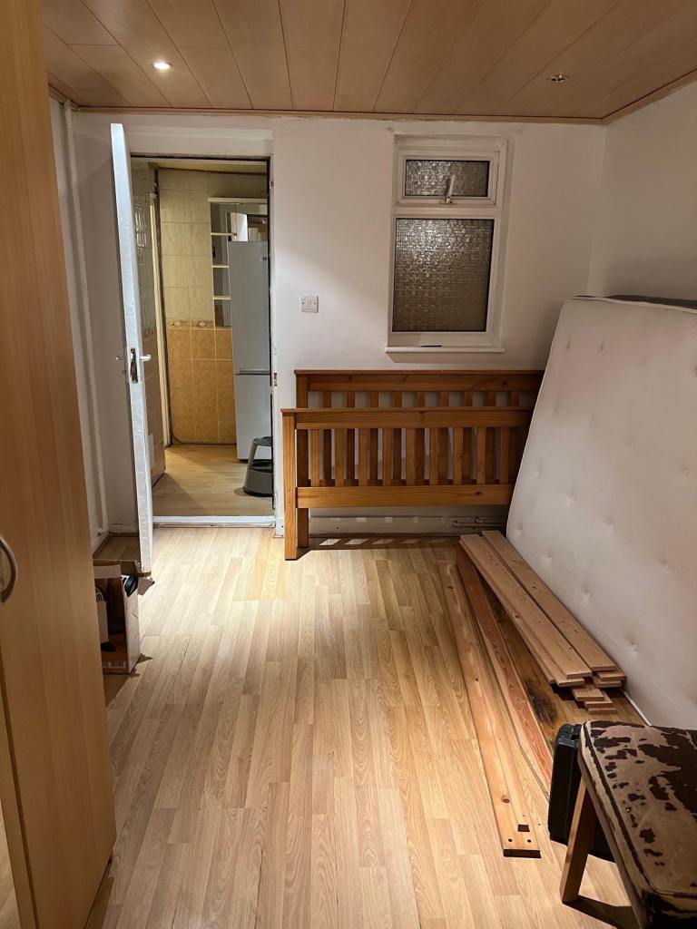 Flat Chelmer Crescent in Greater London
