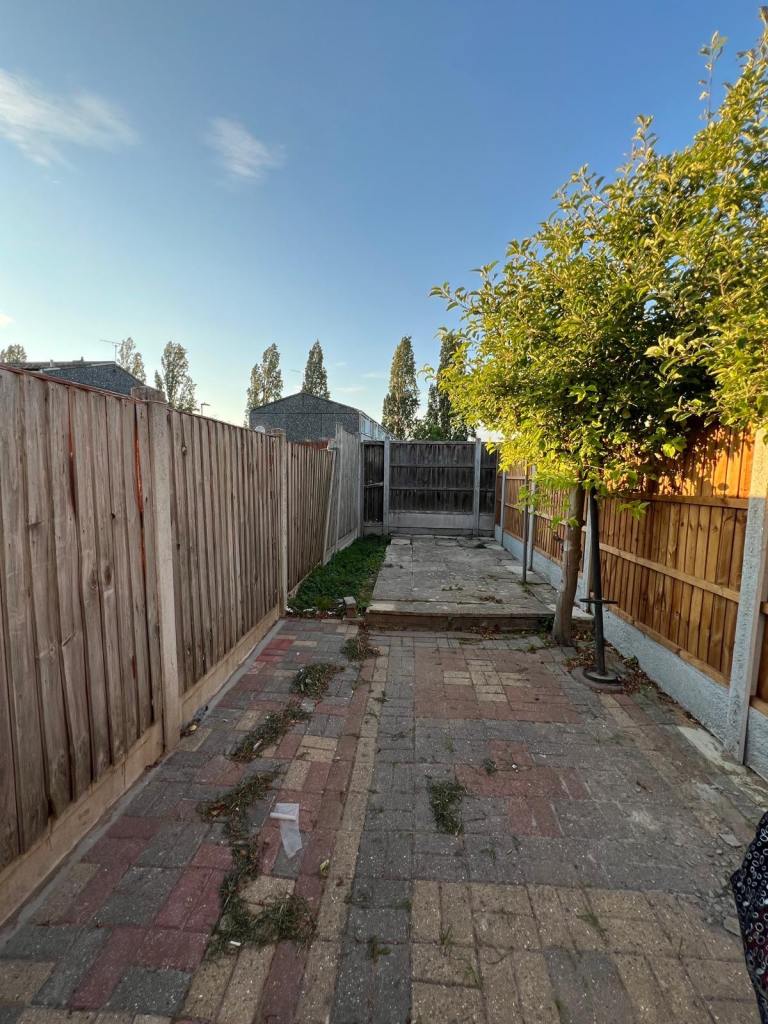 Flat Chelmer Crescent in Greater London