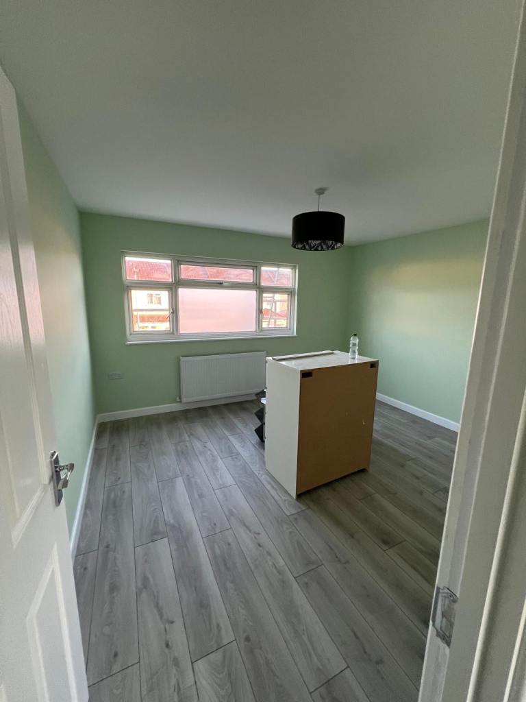 Flat Chelmer Crescent in Greater London