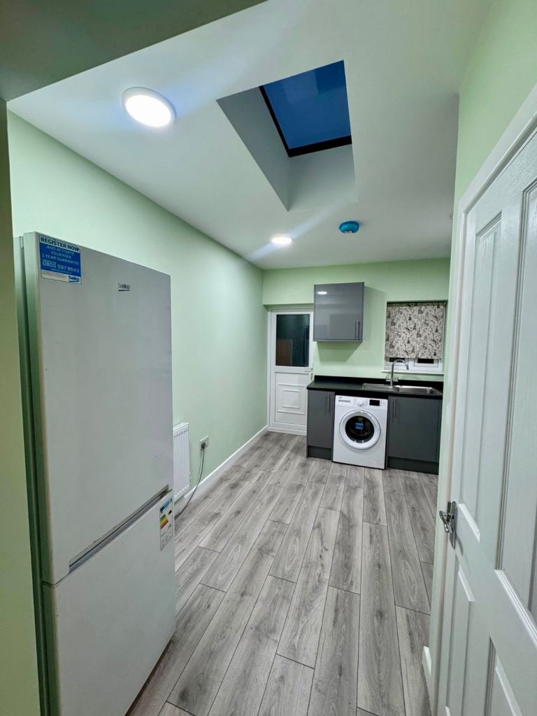 Flat Chelmer Crescent in Greater London