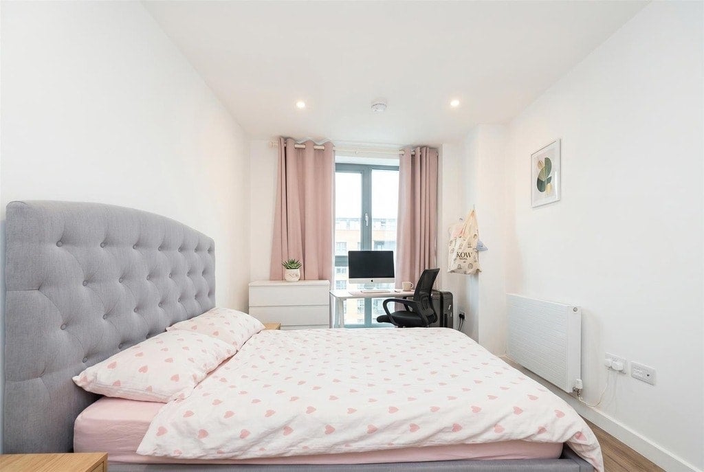 Flat Gillender Street in Greater London