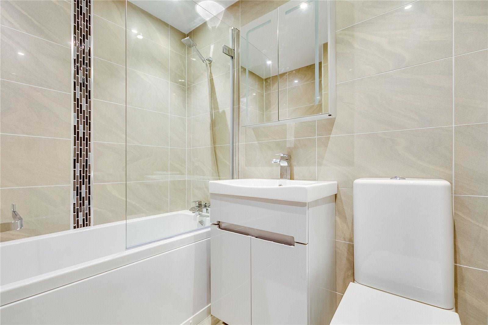 Flat Roland Gardens in Greater London