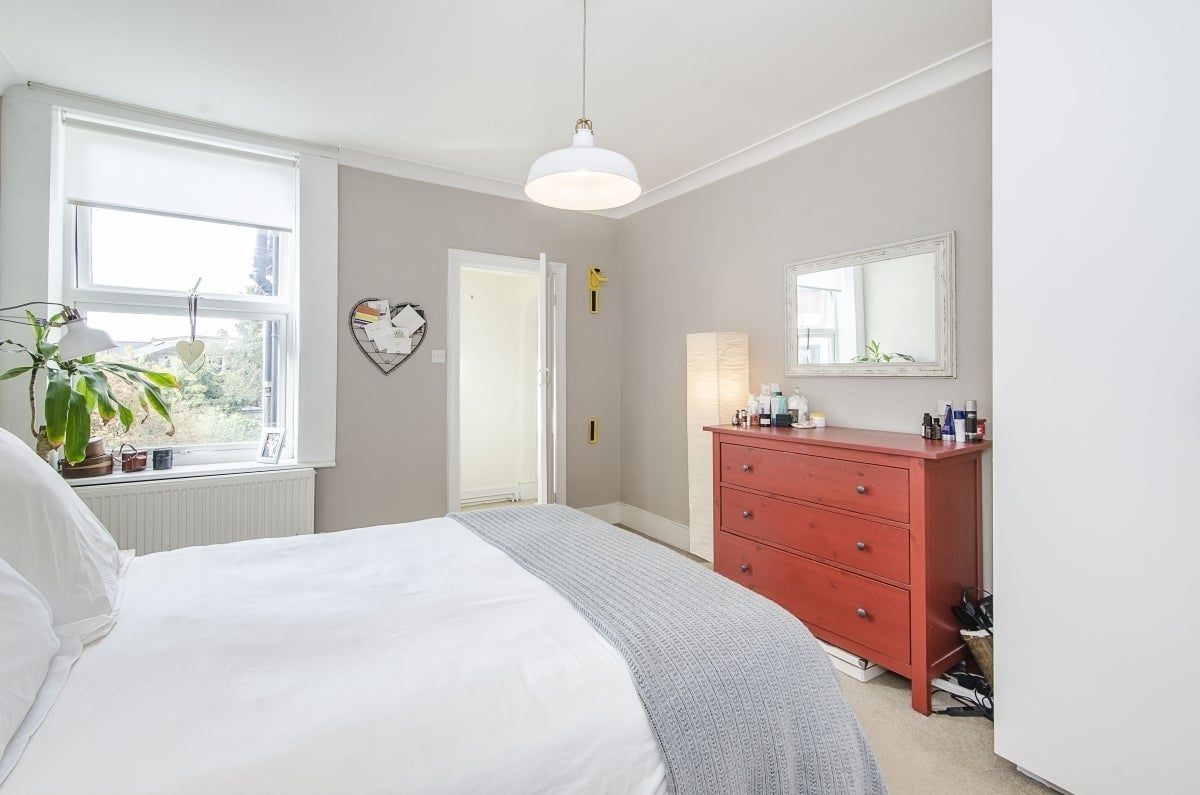 Flat Elmwood Road in Greater London