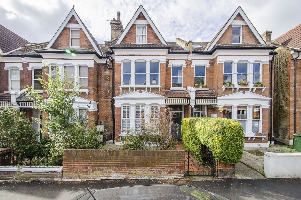 Flat Elmwood Road in Greater London