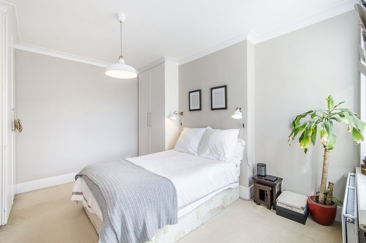 Flat Elmwood Road in Greater London