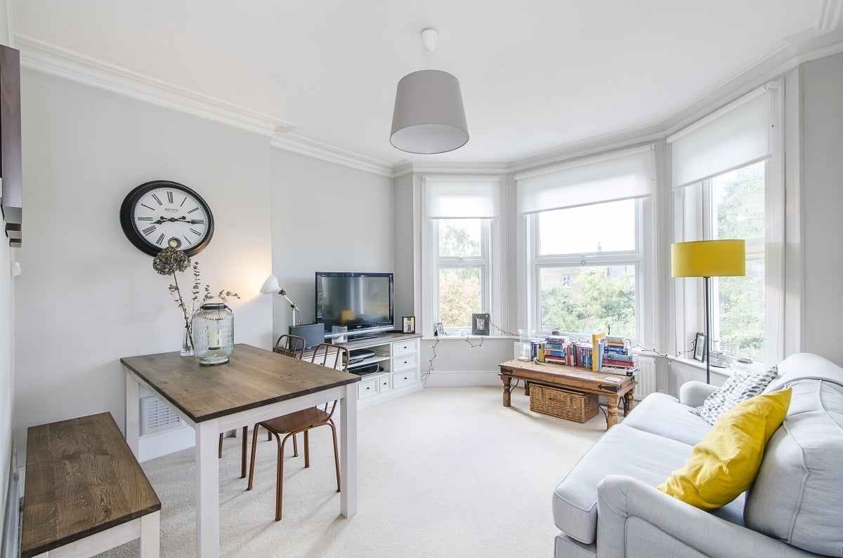 Flat Elmwood Road in Greater London