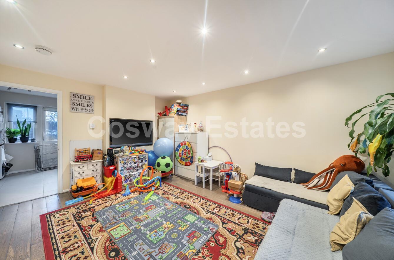House Aylesham Close in Greater London